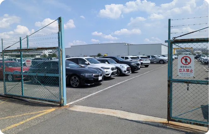 中古車オークション会場で車両の構内移動